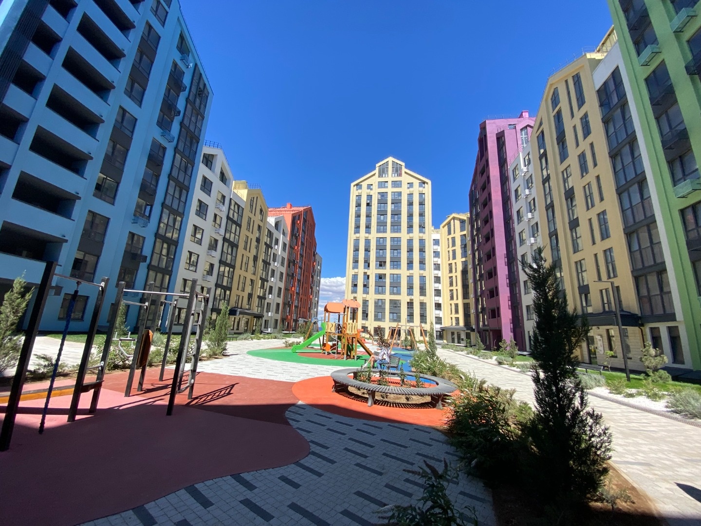 ПРОДАЖА ПО ПЕРЕУСТУПКЕ(аналогичных лотов у застройщика уже нет):
Вид квартиры во двор и на бульвар.
Данный лот расположен на пятом этаже, окна одной комнаты выходят на западную сторону, остальные комнаты - на восточную, во двор. 
Квартал, где комфорт возведён в правило. Он здесь повсюду: от резиденц