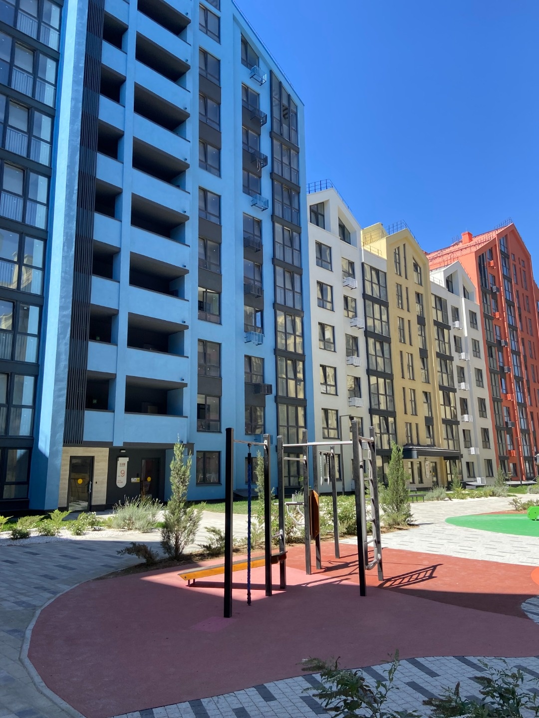 ПРОДАЖА ТЕРХКОМНАТНОЙ КВАРТИРЫ ВО ВТОРОЙ ОЧЕРЕДИ ЖК МОЙНАКО. 
срок сдачи - 1 кв. 2026 года
Вид квартиры: на улицу.
Данный лот расположен на восьмом этаже, окна одной комнаты выходят на восточную и северную стороны. 
Квартал, где комфорт возведён в правило. Он здесь повсюду: от резиденции deluxe-клас